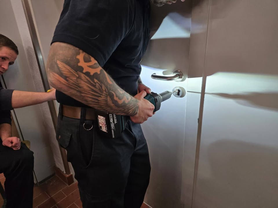 Fräsen statt ziehen?

Wenn wir zu Einsätzen gerufen werden, wo wir verschlossene...